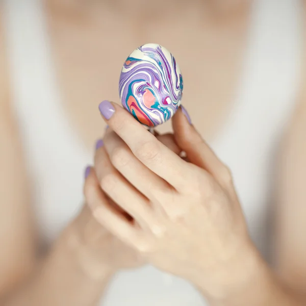 Woman hands holding easter egg — Stock Photo, Image