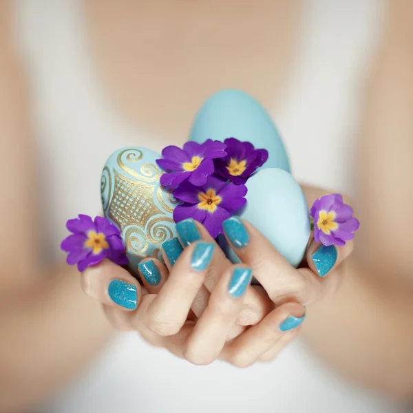 Mulher mãos segurando ovo de Páscoa — Fotografia de Stock