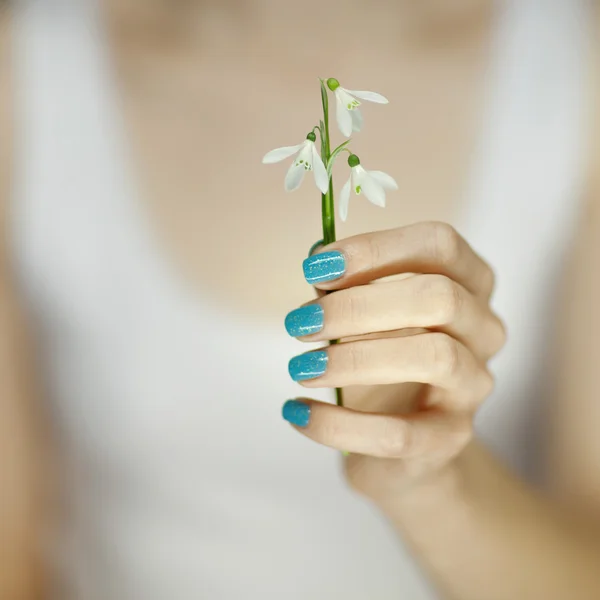 Mujer mano con perfecto arte de uñas sosteniendo flor —  Fotos de Stock