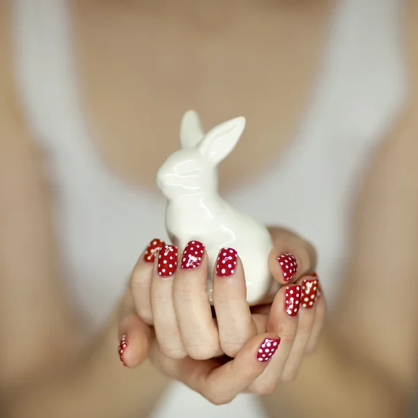 Hermosas Manos Mujer Con Esmalte Uñas Rojo Arte Celebración Conejo — Foto de Stock