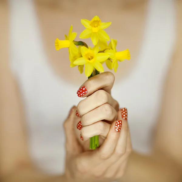 Vrouw hand met perfecte nagel kunst houden bloem — Stockfoto