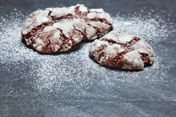 Galletas de chocolate sobre fondo de pizarra —  Fotos de Stock