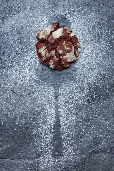 Biscotti al cioccolato su sfondo ardesia — Foto Stock