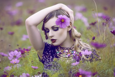 güzel bir kadın çiçek alanı