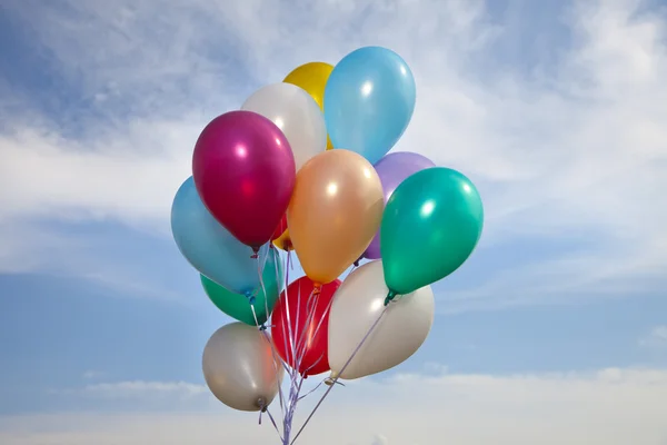 Färgglada ballonger i en blå himmel — Stok fotoğraf