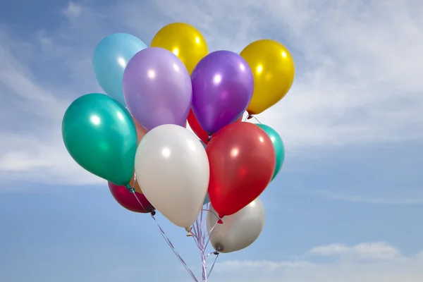 Färgglada ballonger i en blå himmel — Stok fotoğraf