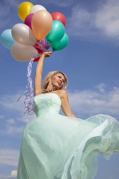 Hermosa, mujer feliz bailando con globos — Foto de Stock