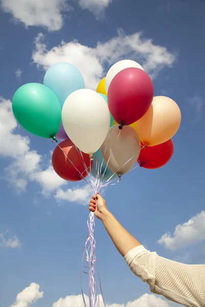 Kadın el ile renkli balonlar — Stok fotoğraf