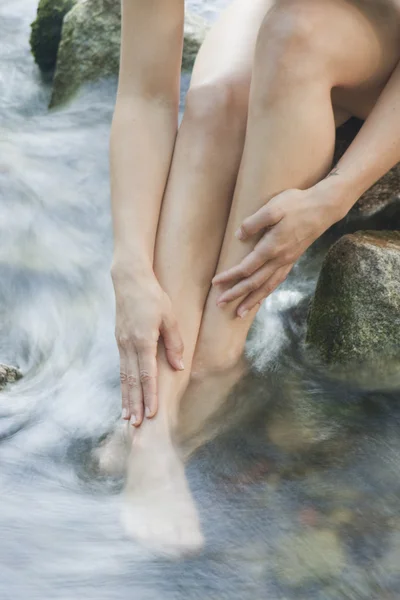 Les femmes pieds dans un ruisseau forestier — Photo