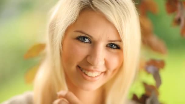 Schöne, blonde junge Frau im Garten — Stockvideo