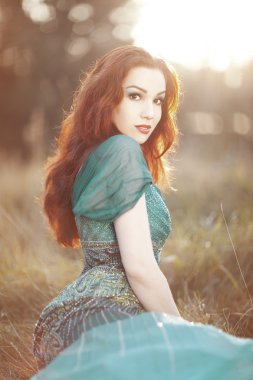 Güzel, zarif kadın bahçede