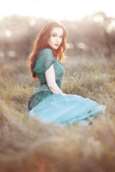 Schöne, elegante Frau im Garten — Stockfoto