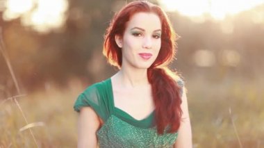 Güzel, zarif kadın bahçede