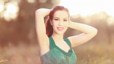 Güzel, zarif kadın bir sonbahar çayır