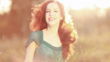 Güzel, zarif kadın bir sonbahar çayır