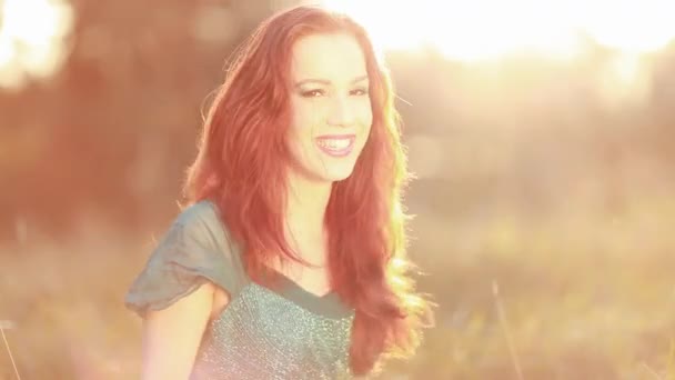 Gyönyörű, elegáns nő az őszi réten — Stock videók