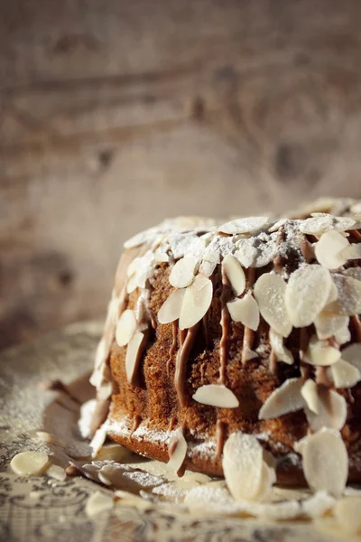 Leckerer Kuchen mit Schokolade und Mandeln — Stockfoto