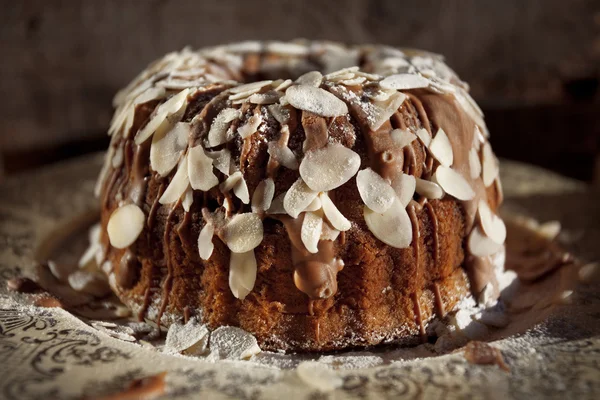 Heerlijke taart met chocolade en amandelen — Stockfoto