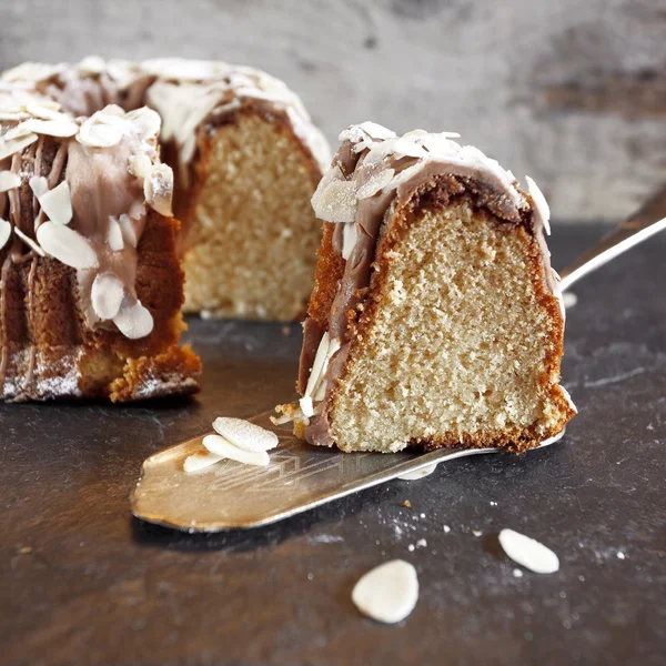 Bolo delicioso com chocolate e amêndoas — Fotografia de Stock