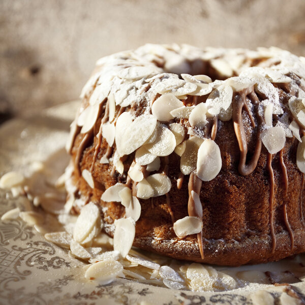 Вкусный торт с шоколадом и миндалем
