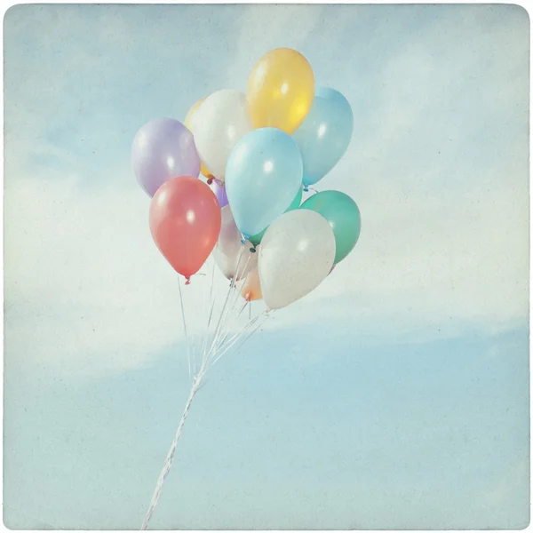 Винтажный фон разноцветных воздушных шаров в небе — стоковое фото