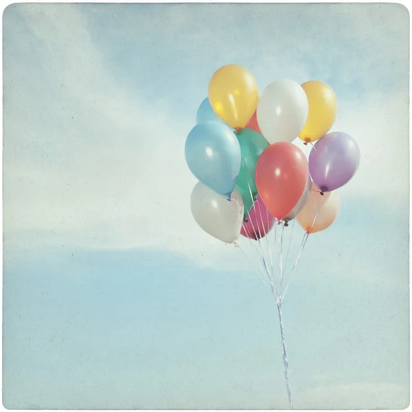 Latar Belakang Vintage balon berwarna-warni di langit — Stok Foto