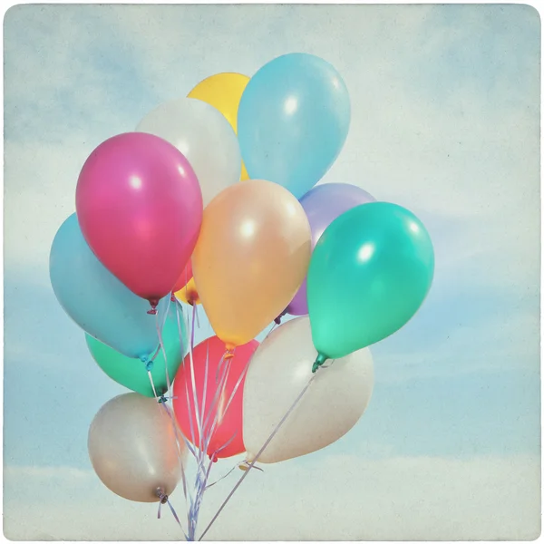 Fondo Vintage de globos de colores en el cielo —  Fotos de Stock