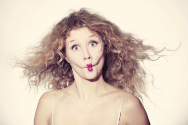 genç kadın studio vurdu