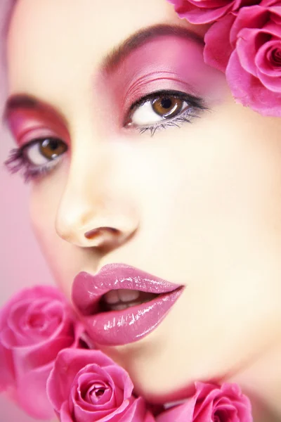 Mulher bonita em rosa com maquiagem perfeita e rosas — Fotografia de Stock