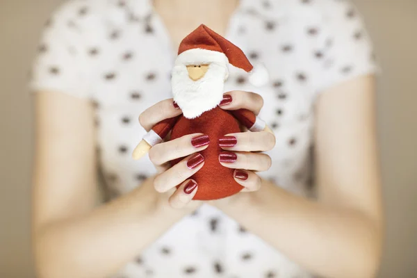 Красивая женщина руки с рождественскими украшениями — стоковое фото
