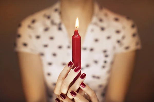 Mani di donna che tengono una luce di candela — Foto Stock