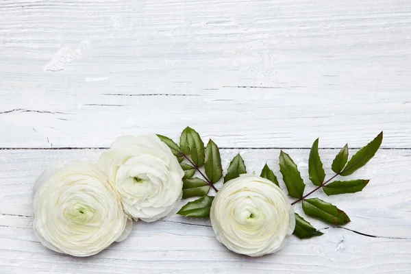 Trä bakgrund med blommor — Stockfoto