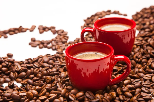 커피 콩 두 레드 에스프레소 컵 — 스톡 사진