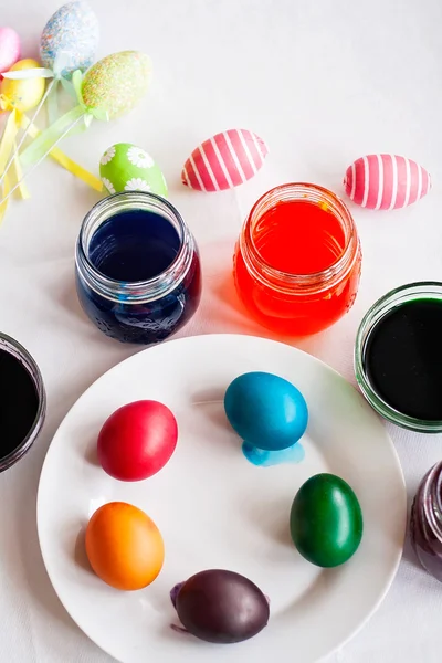 Peindre des œufs pour Pâques — Photo