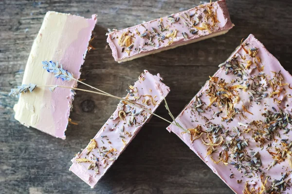 Marigold ve lavanta yapraklarıyla süslenmiş sebze yağından yapılmış ev yapımı sabun.