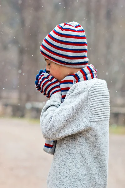 Kind onder de sneeuw — Stockfoto