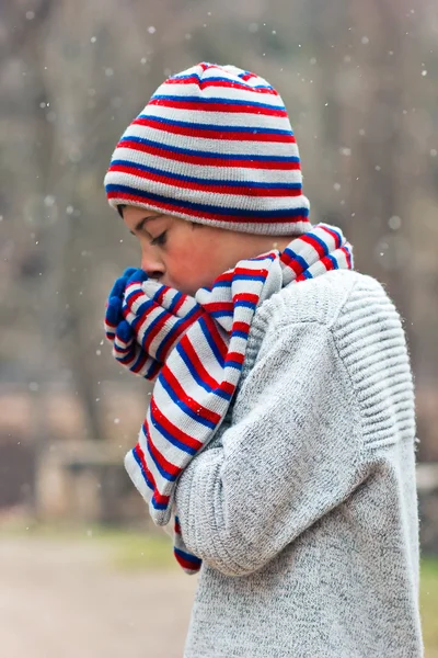 Kind onder de sneeuw — Stockfoto