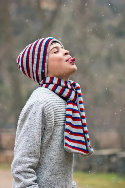 Çocuk kar tadını çıkarıyorlar