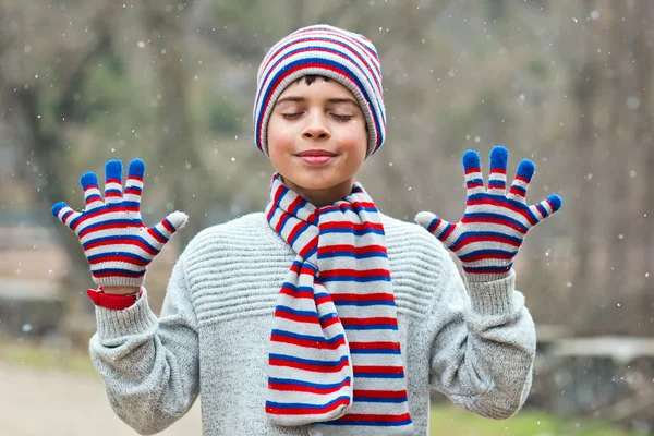 Dítě se těší na sněhu — Stock fotografie
