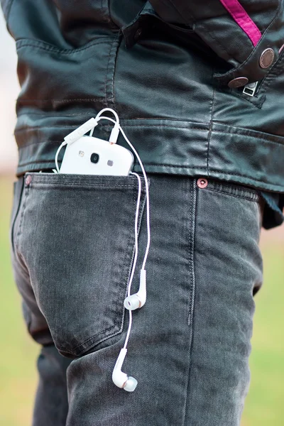 Cep telefonlu genç adam.