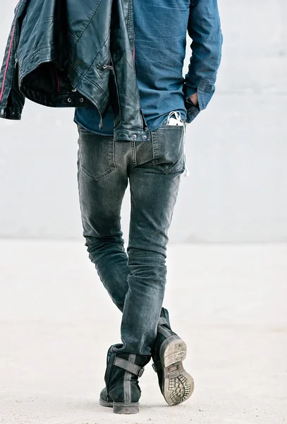 Çekici bir genç adam arkada