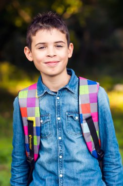 Çocuk onun sırt çantası ile