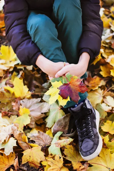 Enfant avec feuilles d'automne à la main — Photo