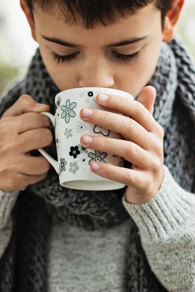 Çocuk, sıcak çikolata içme