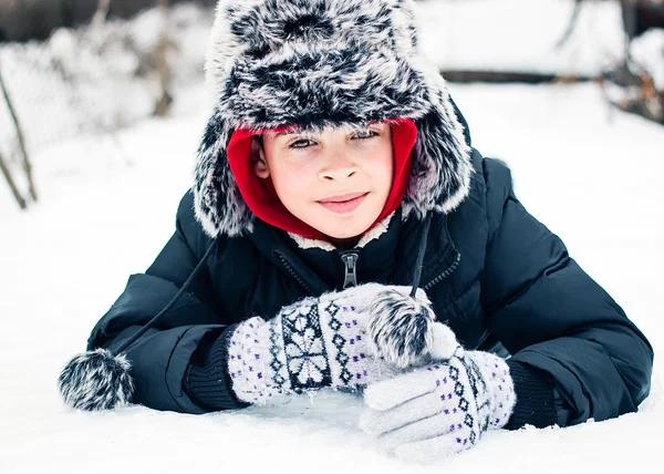 Barn i snön — Stockfoto