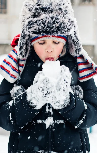 Kind probeert smaak van sneeuw — Stockfoto