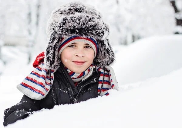 Glimlachend kind met pluizig hoed — Stockfoto