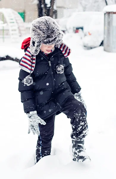 Kind waden in diepe sneeuw — Stockfoto
