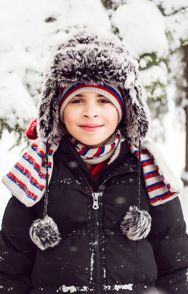 Enfant souriant par temps neigeux — Photo