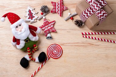 Noel kompozisyonu ahşap arka plan, kurdeleler, hediyeler ve Noel Baba. Üst Manzara. Boşluğu kopyala